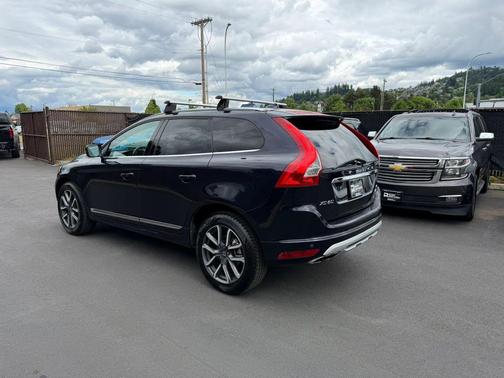 Blue 2017 Volvo XC60 T6 Dynamic