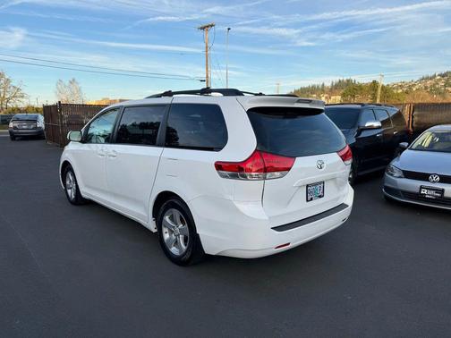 2011 Toyota Sienna LE