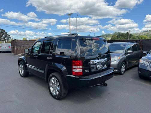 Brilliant Black Crystal Pearlcoat 2010 Jeep Liberty Sport