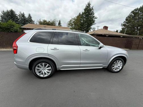 2016 Volvo XC90 T6 Momentum