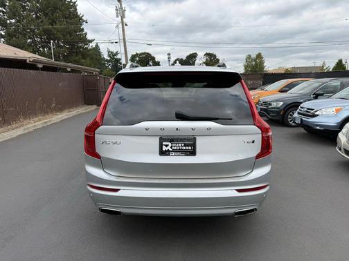 2016 Volvo XC90 T6 Momentum