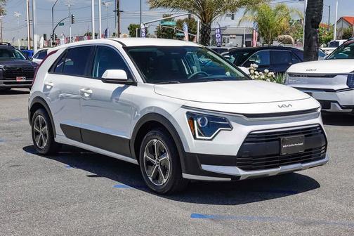 Snow White Pearl 2023 Kia Niro LX