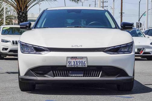 Snow White Pearl 2024 Kia EV6 Light