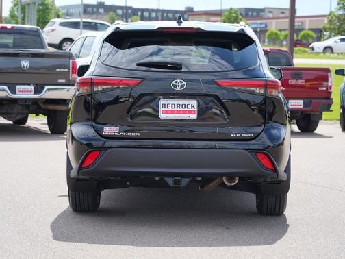 Midnight Black Metallic 2022 Toyota Highlander XLE