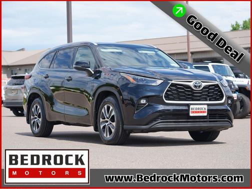 Midnight Black Metallic 2022 Toyota Highlander XLE
