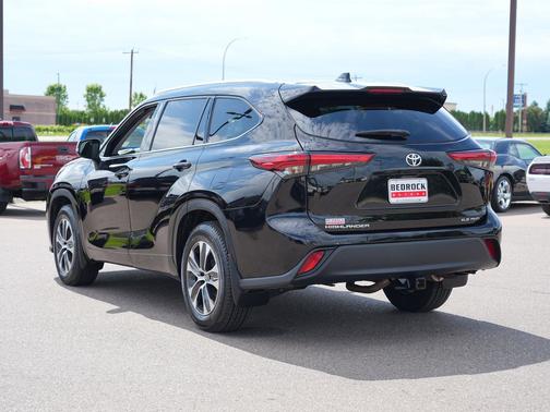 Midnight Black Metallic 2022 Toyota Highlander XLE