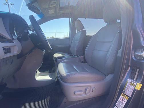 Shoreline Blue Pearl 2017 Toyota Sienna XLE Premium
