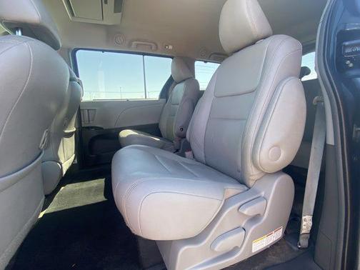 Shoreline Blue Pearl 2017 Toyota Sienna XLE Premium