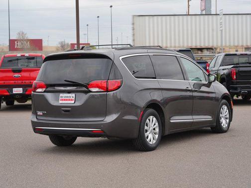 Granite Crystal Metallic Clearcoat 2017 Chrysler Pacifica Touring-L