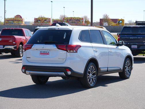 Diamond White Pearl 2018 Mitsubishi Outlander SE