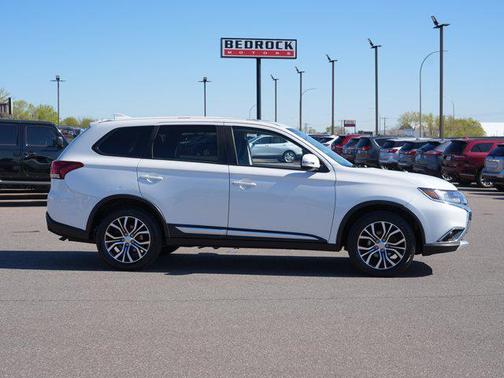 Diamond White Pearl 2018 Mitsubishi Outlander SE