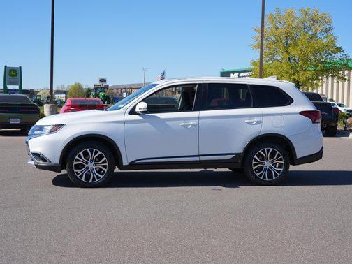 Diamond White Pearl 2018 Mitsubishi Outlander SE