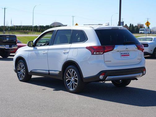 Diamond White Pearl 2018 Mitsubishi Outlander SE