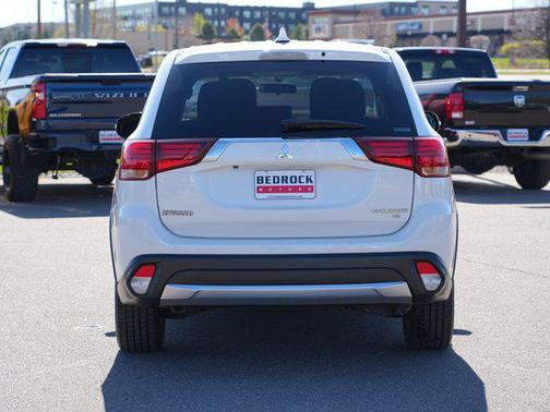 Diamond White Pearl 2018 Mitsubishi Outlander SE