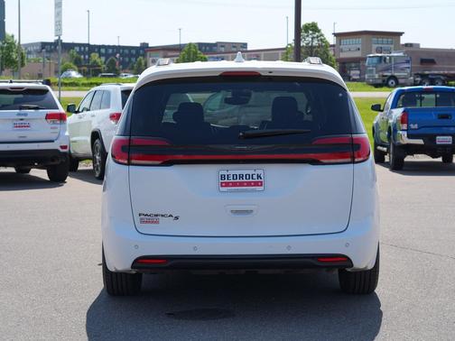 Bright White Clearcoat 2021 Chrysler Pacifica Touring L