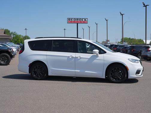 Bright White Clearcoat 2021 Chrysler Pacifica Touring L