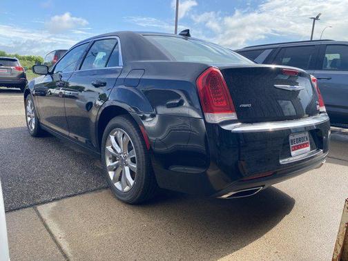 2022 Chrysler 300 Touring
