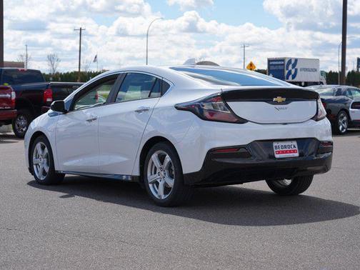 Iridescent Pearl Tricoat 2017 Chevrolet Volt LT