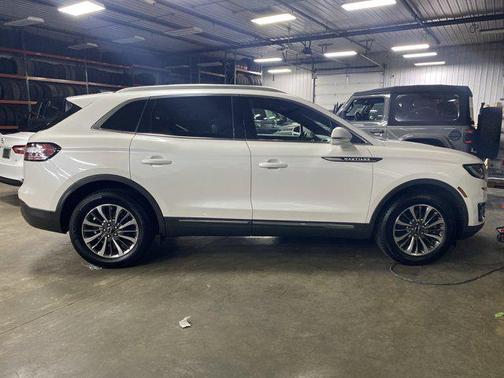 2019 Lincoln Nautilus Select