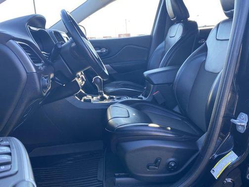 Diamond Black Crystal Pearlcoat 2019 Jeep Cherokee Latitude Plus