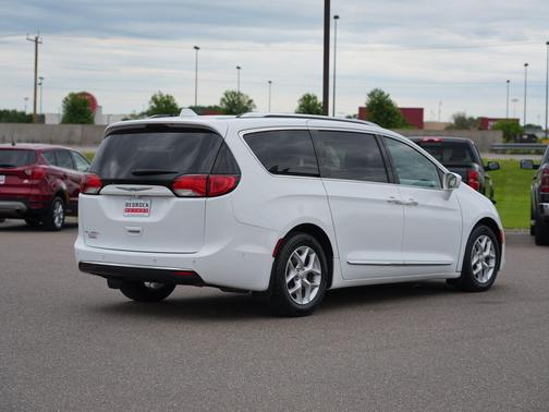 Bright White Clearcoat 2018 Chrysler Pacifica Touring-L