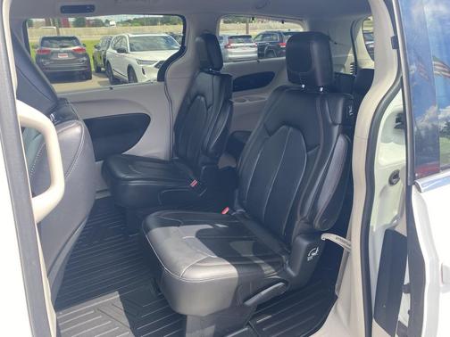 Bright White Clearcoat 2018 Chrysler Pacifica Touring-L