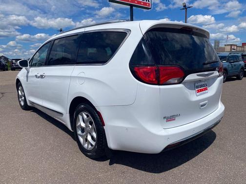 Bright White Clearcoat 2018 Chrysler Pacifica Touring-L