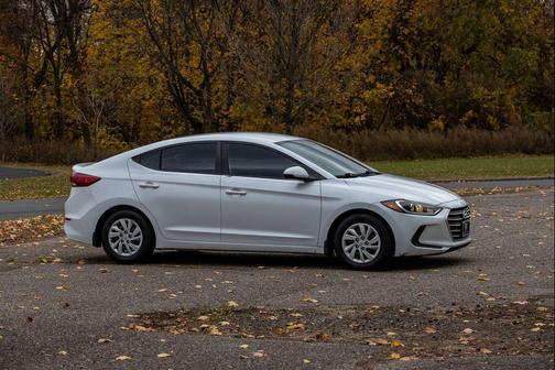 2018 Hyundai ELANTRA SE
