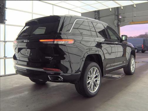 2022 Jeep Grand Cherokee Summit
