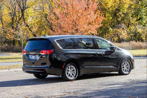 2022 Chrysler Voyager LX