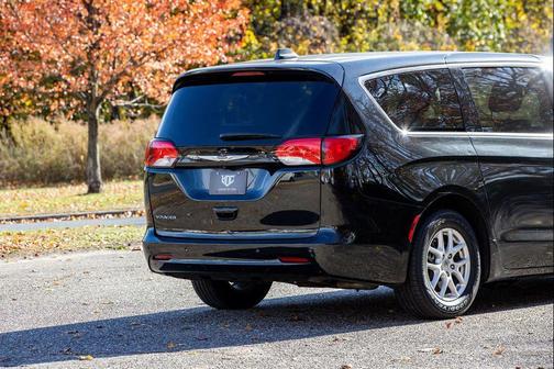 2022 Chrysler Voyager LX