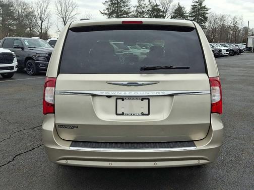 2015 Chrysler Town & Country Touring-L