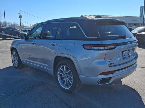 2022 Jeep Grand Cherokee Summit