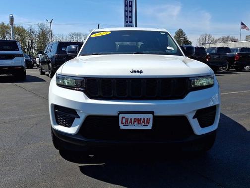 Bright White Clearcoat 2023 Jeep Grand Cherokee Altitude