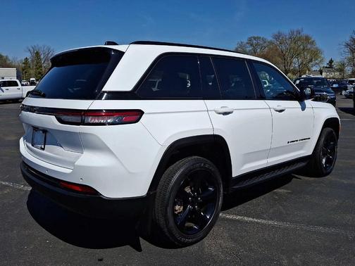 Bright White Clearcoat 2023 Jeep Grand Cherokee Altitude
