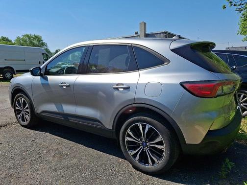 Iconic Silver Metallic 2022 Ford Escape SE