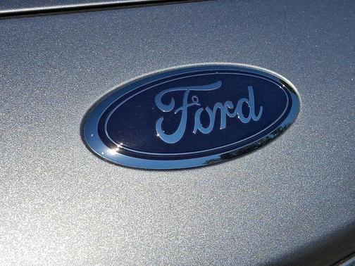 Iconic Silver Metallic 2022 Ford Escape SE