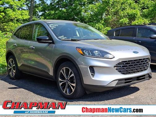 Iconic Silver Metallic 2022 Ford Escape SE