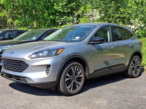 Iconic Silver Metallic 2022 Ford Escape SE