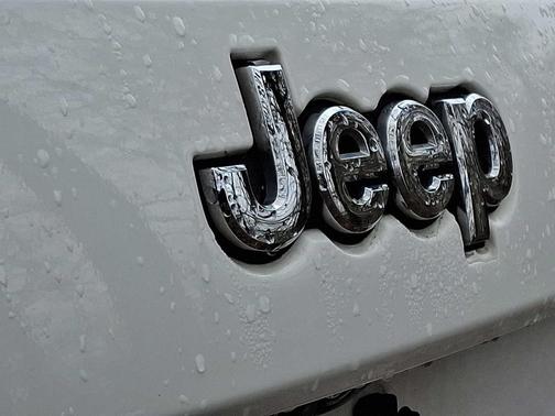 Bright White Clearcoat 2014 Jeep Grand Cherokee Overland