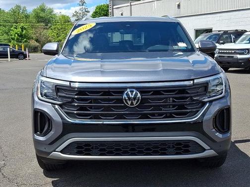 Platinum Gray Metallic 2025 Volkswagen Atlas Cross Sport 2.0T SE w/Technology