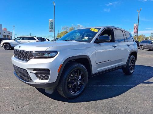 2025 Jeep Grand Cherokee Laredo