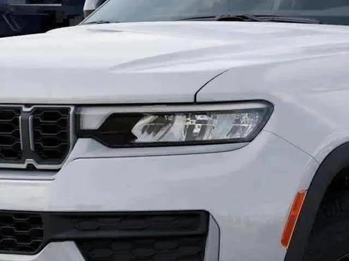 Bright White Clearcoat 2026 Jeep Grand Cherokee Laredo