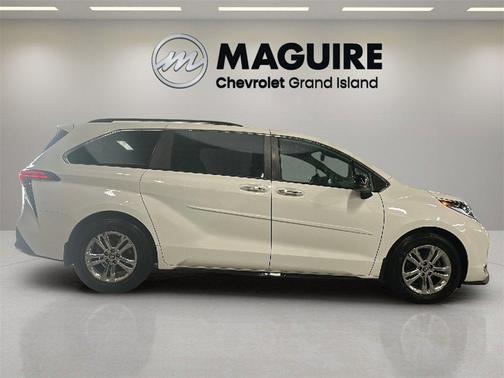 2022 Toyota Sienna XSE 7 Passenger