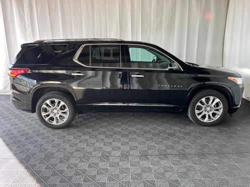 Mosaic Black Metallic 2021 Chevrolet Traverse Premier