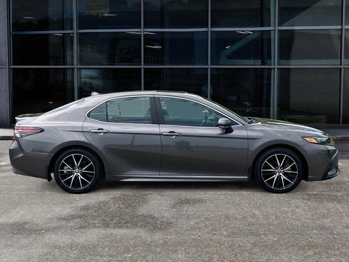 2023 Toyota Camry Hybrid SE