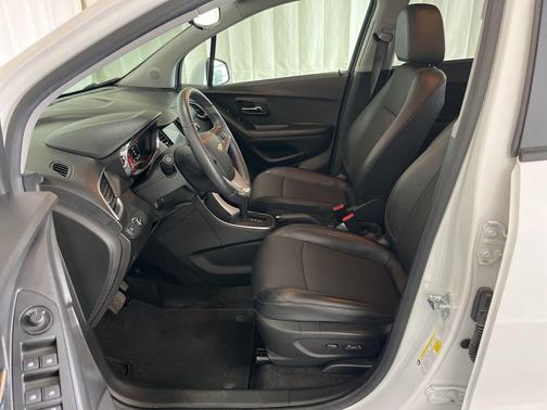 Iridescent Pearl Tricoat 2022 Chevrolet Trax LT