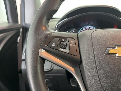 Iridescent Pearl Tricoat 2022 Chevrolet Trax LT