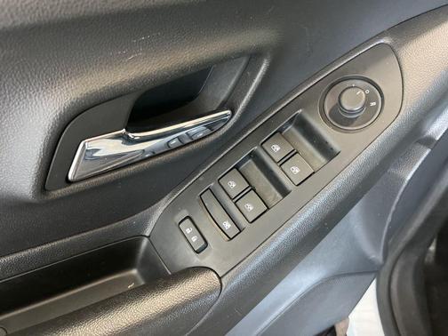 Summit White 2022 Chevrolet Trax LT