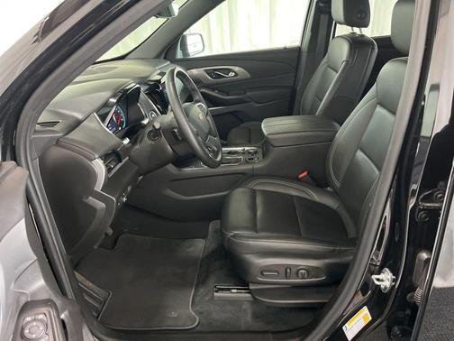 Mosaic Black Metallic 2023 Chevrolet Traverse LT Leather